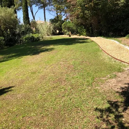 Grande Propriété Avec Piscine Et Terrain De Tennis Privés